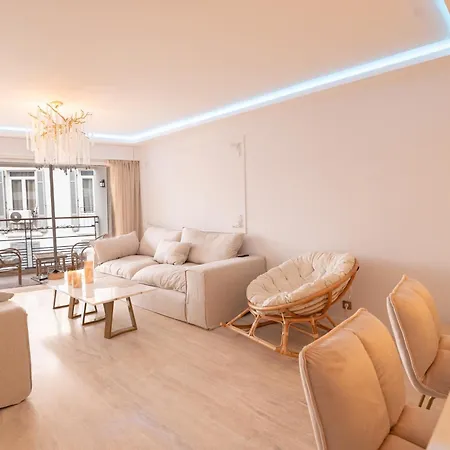 Lägenhet 2-bedroom Luxurious With Balcony And Parking *
