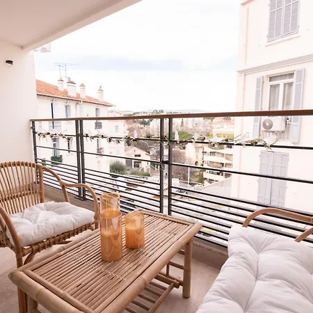 Lägenhet 2-bedroom Luxurious With Balcony And Parking *